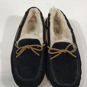 Women’s UGG Dakota Black Suede Moccasin Slipper Size 9